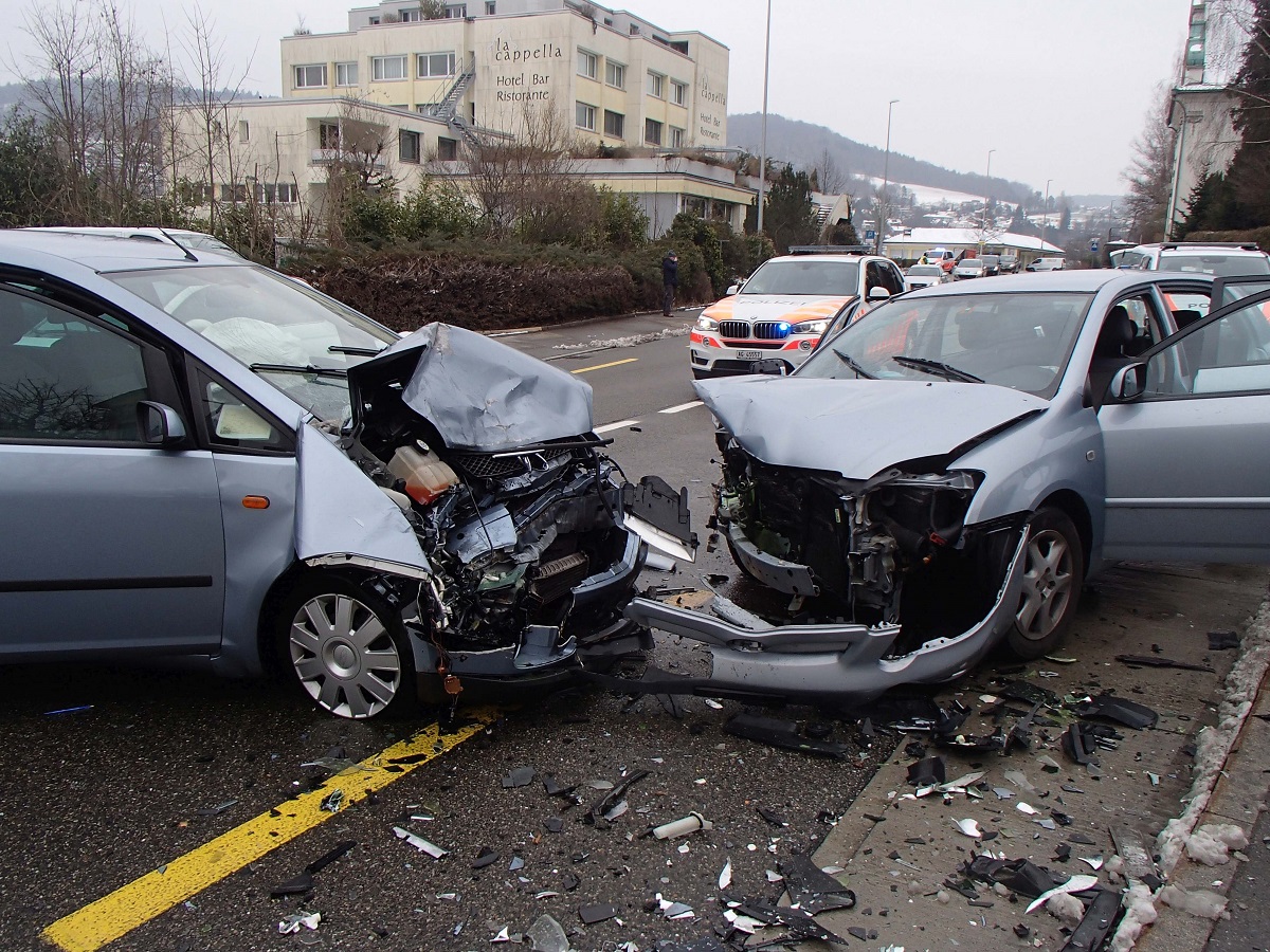 Neue Fricktaler Zeitung | Auto Gerät Auf Gegenfahrbahn: Drei Personen ...